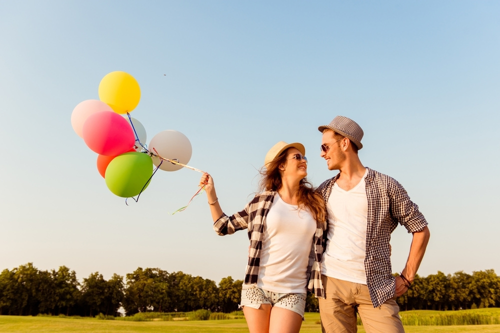 5. Neublíží vám! Ani slovně, natož fyzicky. Jste pro něj žena, které si váží a miluje. Naopak chce, abyste se cítila po jeho boku šťastná.