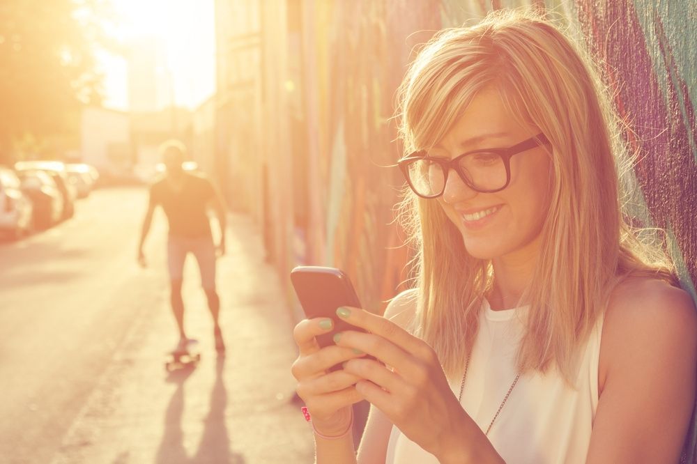 9. Odepisuje vám ihned! A žádné jednoslovné odpovědi. Na neodbytného si přestal hrát už dávno po námluvách. Teď je z něj zamilovaný muž, který se vaší odpovědi nemůže dočkat.