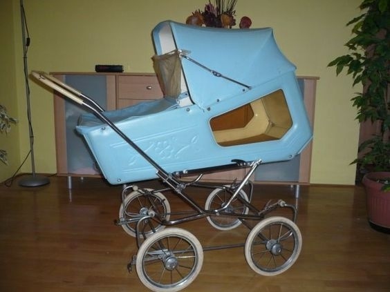 Kočárky – velká korba a kola, která svou funkci příliš nesplňovala, o odpružení ani nemluvě. Většinou se kočárky dědily a maminka, která vyjela z domu s naprosto novým modelem, se rázem stala terčem pomluv a závisti.