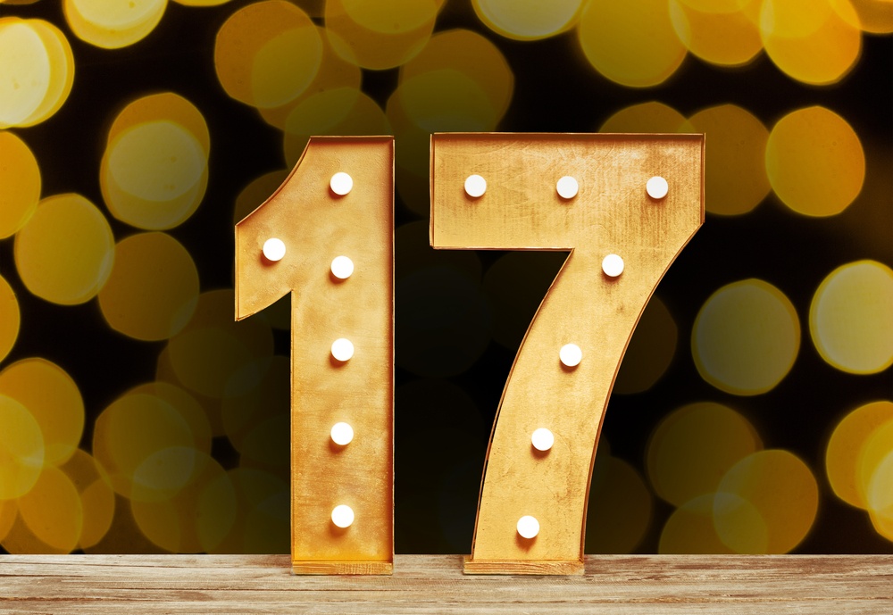 Sedmnáctka značí štěstí a peníze. Ti, kteří se narodili v tento den, mají schopnost vydělat velké peníze. Jsou totiž cílevědomí, jen tak se něčeho nezaleknou a velké výzvy zvládají levou zadní.