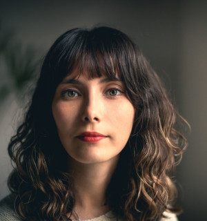 Micro fringe ofina je trendem roku 2026. Sluší ale pouze některým ženám