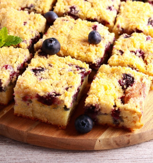 Hrníčkový recept na rychlý borůvkový moučník. Nadýchaný koláč s drobenkou zvládnete za pár minut