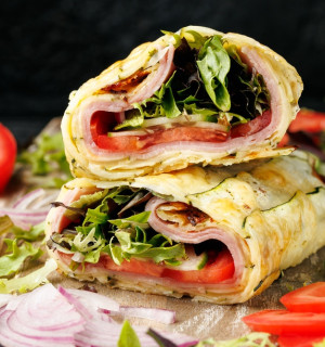 Recept na virální cuketový wrap ovládl sociální sítě. Stačí pár surovin a za 20 minut máte lehký oběd