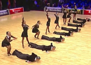 Porota čekala obyčejné vystoupení. V moment, kdy si ale lehly páry na zem, přišel šok!