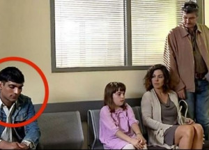 Rodiče nechtěli, aby jejich malá dcerka seděla vedle něho. Když potom zjistili, kdo to je, došla jim slova...