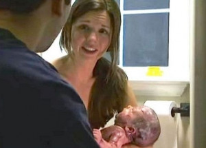 Nemocná žena vychází ze záchodu s novorozencem. Když se tam podíval její muž, zůstal beze slov!