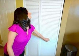 O jejím domě říkají, že je ten nejuklizenější na celém světě. Pozorně sledujte, až bude otevírat skříň!