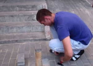 Muž slyšel zvuky pod chodníkem. Když ho rozkopal, našel tam něco, čemu dodnes nemůže uvěřit!