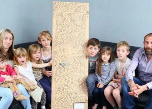 Jejich 12letá dcera umřela. Když zjistili, co je napsané na zadní straně jejího zrcadla, zůstali v šoku!