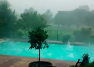 Natáčel zahradu během šíleného krupobití. To, co se ale potom stalo s bazénem, mu na místě vyrazilo dech!