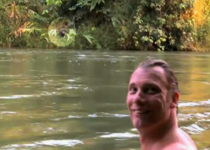 Od malička vyrůstal s gorilou, kterou pak vypustil do přírody. Dívejte, co se stalo, když ji po letech hledal!