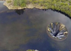 Mysleli si, že je to brána do pekel. Když se ale potom kamera přiblížila, nemohli uvěřit svým očím!