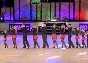 Dvanáct sourozenců stálo v řadě. Když začala ale hrát hudba, všem přítomným v sále spadla čelist!