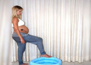 Jeho těhotná manželka si stoupla do dětského bazénku. Sledujte, co se stane o několik sekund později!