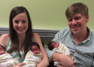 Když se jí narodila černošská trojčata, doktoři zůstali v naprostém šoku. Tento porod vyrazí dech i vám!