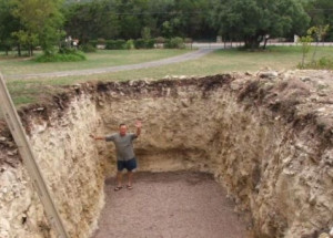 Vykopal na zahradě obrovskou díru a sousedé nechápali proč. Výsledek vám doslova vyrazí dech!