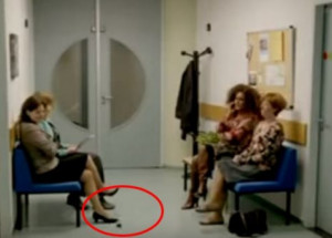 V čekárně u doktora jí zazvonil mobil. Sledujte pozorně, co se stane, když ho zvedne!