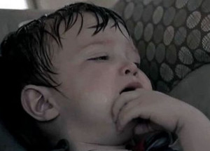 Matka nechala svého syna v rozpáleném autě a odešla nakupovat. Pozorně sledujte, co se dělo potom!