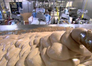 Jíme to každý téměř denně. Sledujte ale, jak se jedna z nejvíc nezdravých věcí vyrábí!