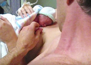 Jedno z dvojčat při porodu zemřelo. Když se potom otec podíval na matčinu hruď, ztratil dech...