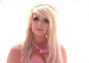 Přeměnili živoucí barbie na přirozenou krásku. Pozorně sledujte, co jí udělají s obličejem!