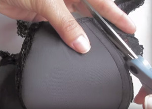 Rozhodla se upravit svoji podprsenku, tak vzala nůžky a začala stříhat. Výsledek je skutečně parádní!