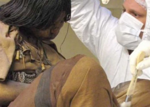 Našli zcela zachovalé tělo, které je 500 let staré. Skutečný objev přišel teprve, když vědci uviděli, co je uvnitř!