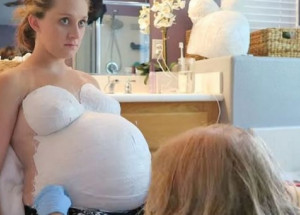 Vypadá to, že má své bříško namalované bílou. Ale ve skutečnosti? Tohle musí vidět každá žena!