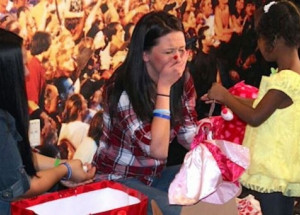 Umřel jí syn v 7 měsících. O nějaký čas později se ale stalo něco, co jí dostalo do kolen!