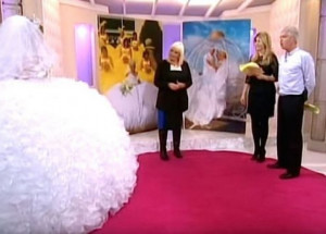 Tyto šaty váží neuvěřitelných 77 kilogramů. Pravý šok ale přijde, když se nevěsta otočí!