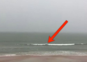 Uslyšel na pláži obrovské hřmění, tak popadl kameru. Ze záběrů jde mráz po zádech!