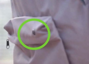 Kamera ji natočila, jak vychází z domu. Sledujte pozorně chlapa, který vyjde hned za ní!