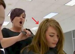 Když kadeřnice uviděla, co má ve vlasech, zůstala v šoku. Tohle zamává i se silnější náturou!