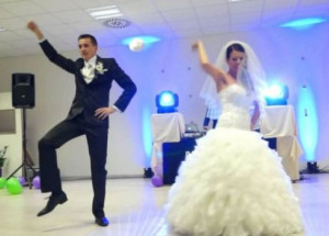 Slovenští novomanželé ukázali celému světu, jak má vypadat první svatební tanec. Zírám s otevřenou pusou!