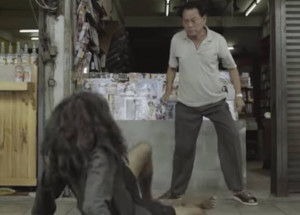 Každý den vyhazoval bezdomovce od svého obchodu. To, co se stalo potom, mě přivedlo k slzám!