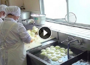 Do školní jídelny umístili kameru. Až uvidíte videozáznam, nebudete věřit svým očím!