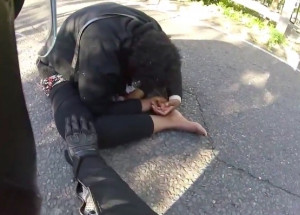 Doběhl k ženě, která bezvládně seděla uprostřed silnice. Když jí odklopil hlavu, přišel velký šok...