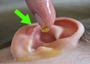 Do ucha si nalil ocet smíchaný s alkoholem a počkal šedesát vteřin. Výsledek vás ohromí!