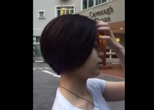 Při prvním pohledu vypadá její účes obyčejně. Když si ale po chvíli prohrábne vlasy, sednete si na zadek!