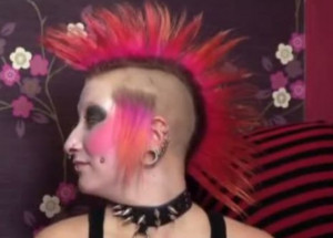 Rockerka se změnila v přirozenou krásku. Sledujte, co jí udělala kadeřnice s vlasy!