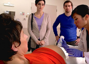 Její dcera nemohla otěhotnět, tak v 52 letech působila sama jako náhrada. Když pak uviděla ultrazvuk, zůstali v šoku!