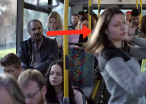 V MHD si nechtěla sednout vedle něj. Za pár sekund později zůstal muž v naprostém šoku...