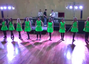 Devět žen stálo na svatbě v řadě. Stačilo pár kroků a všem v sále spadla čelist!