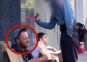 Když ho policistka uhodila, zachoval se klidně. To, co udělal chlapec vedle, vás ale dožene k slzám!