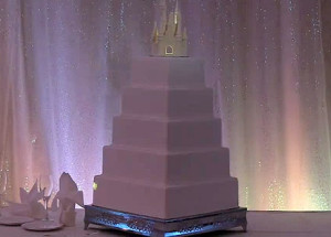 Vypadá to, že jejich svatební dort není nijak ozdobený. Stačí ale pár sekund a budete lapat po dechu!