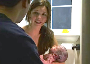 Nemocná žena vychází ze záchodu s novorozencem. Když se tam potom podíval její muž, zůstal v šoku!