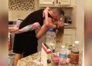 Myslela si, že její manžel dělá s dcerou snídani. Když uviděla tohle, zatajil se jí dech...