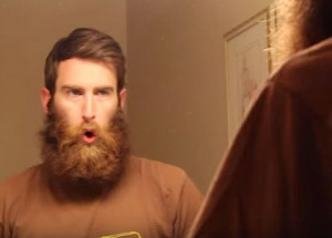 Roky mu jeho máma nadávala za vousy. Když se konečně oholil, nevěřila svým očím!