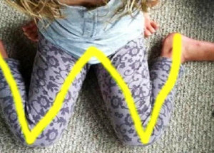 Když uvidíte, že dítě sedí v této pozici, okamžitě ho zastavte. Je k tomu vážný důvod...