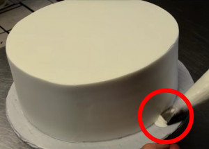 Cukrář vzal dort a začal ho otáčet kolem dokola. To, co z něj vytvořil za 3 minuty, vám vezme dech!